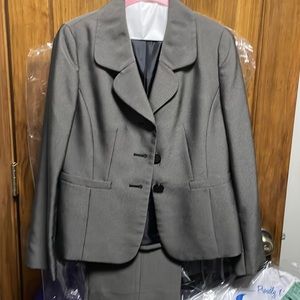 Le Suit Two-piece suit Size 4 Taupe
